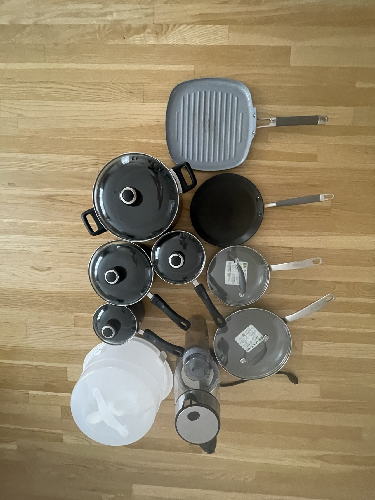 Assorted cookware set