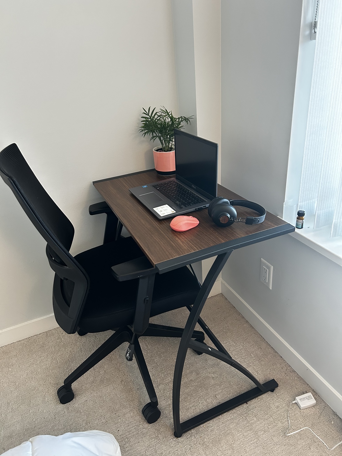 Desk - photo 2