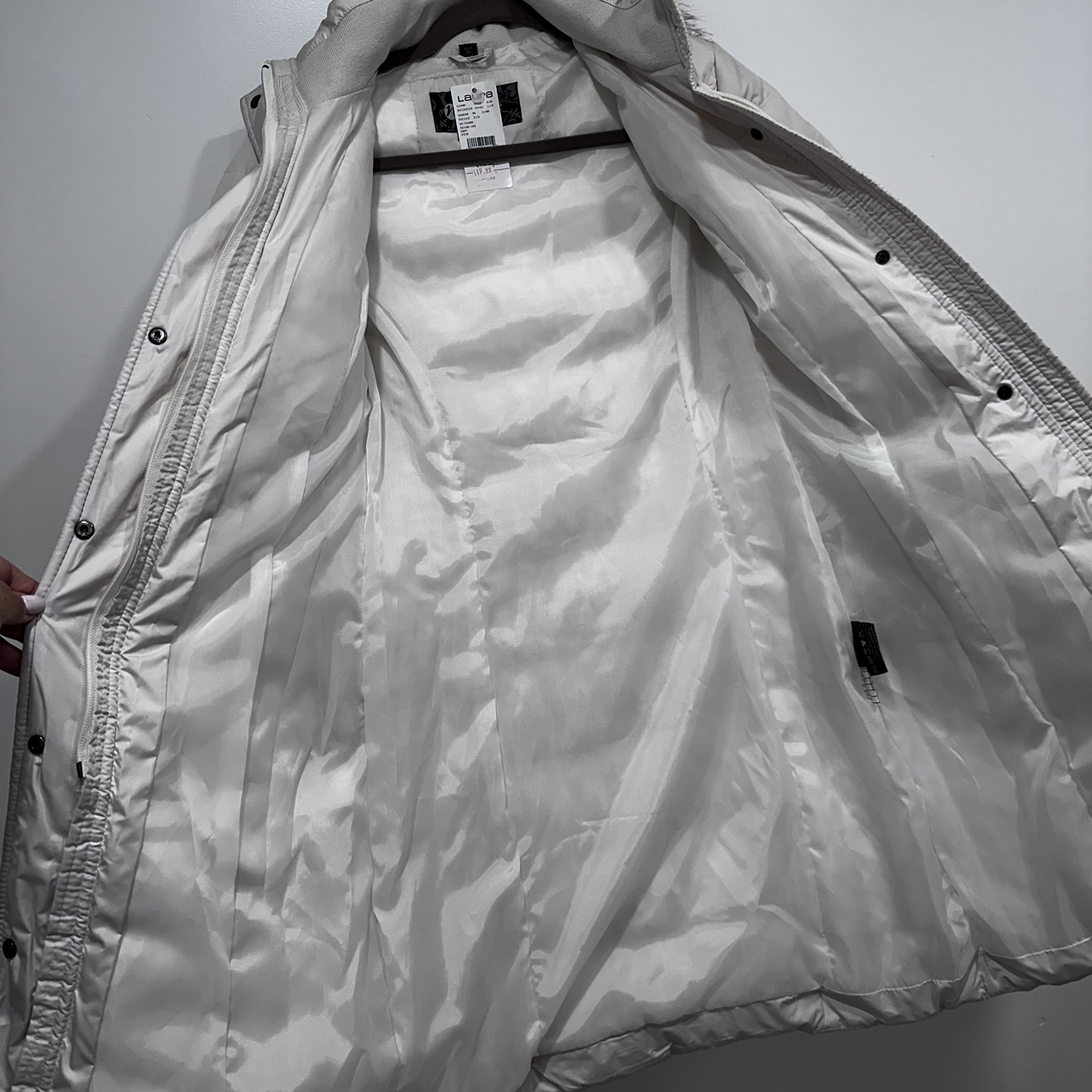 Laura white winter jacket image indicator(3)