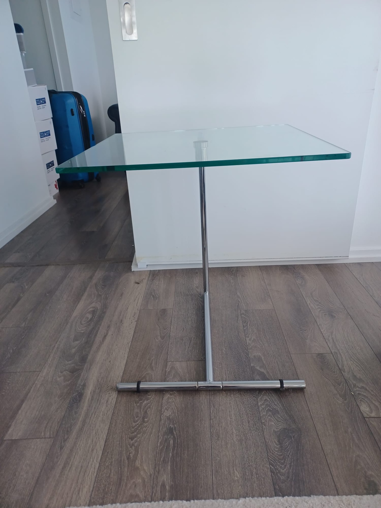 Stylish modern side table in good condition