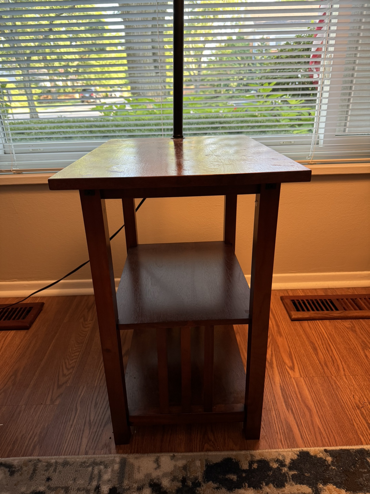 Side Table with Lamp - photo 2