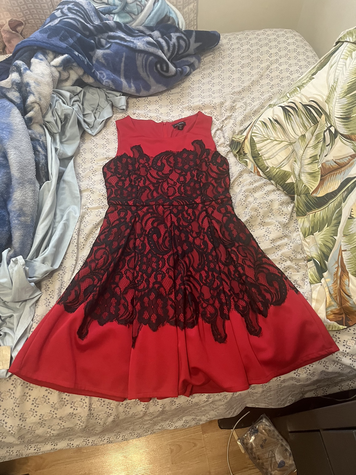 Red dress with black lace - photo 4