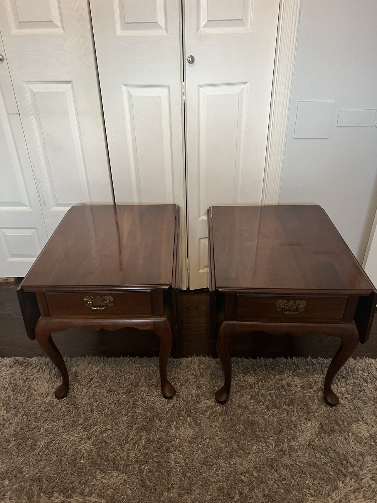 Set of 2 Nightstands w/drop leaves