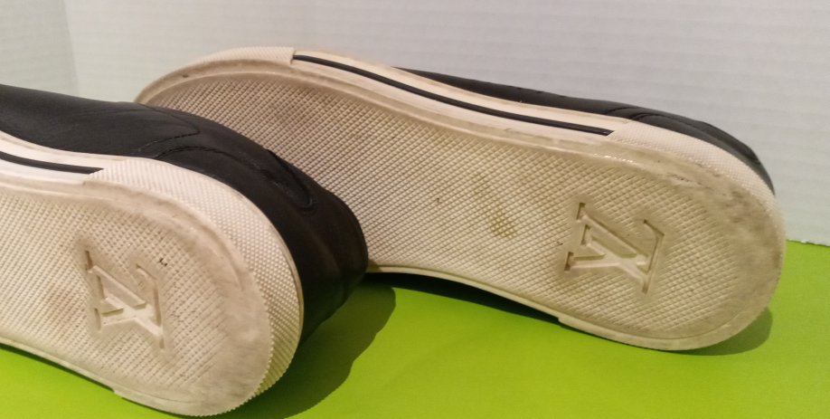 LOUIS VUITTON women's Size 6- black leather walking shoes. image indicator(7)