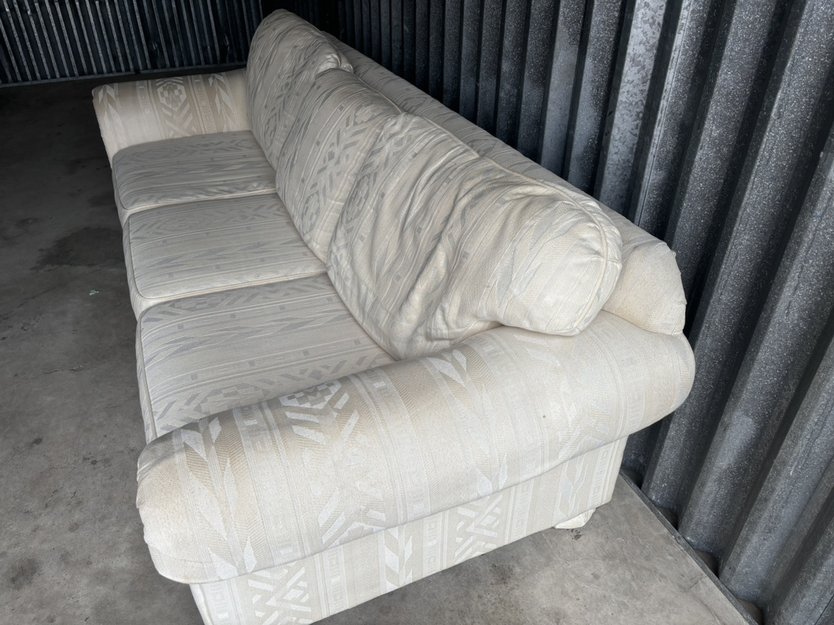Amazing Free Delivery White Sofa - photo 3