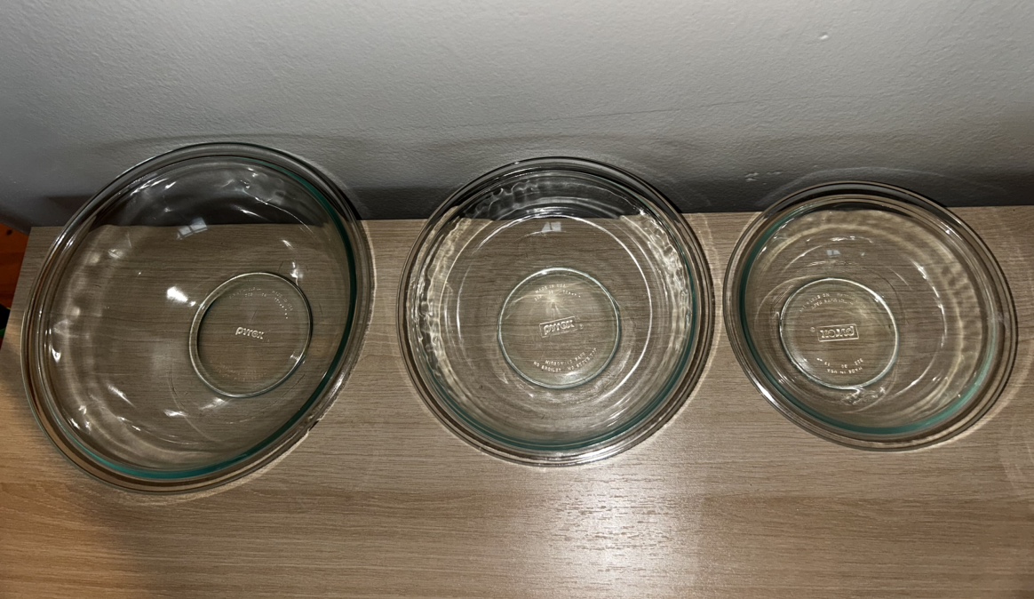 Pyrex glass bowls (set of 3)