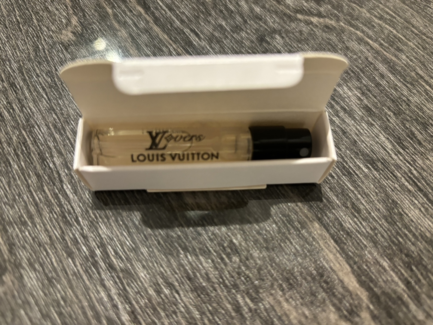 LV dust bag, shopping bag plus samples image indicator(5)