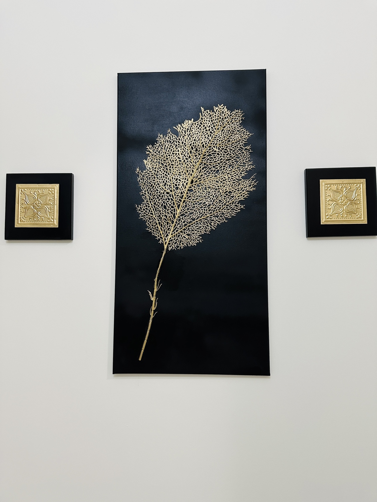 Beautiful 3 piece wall art in black and gold