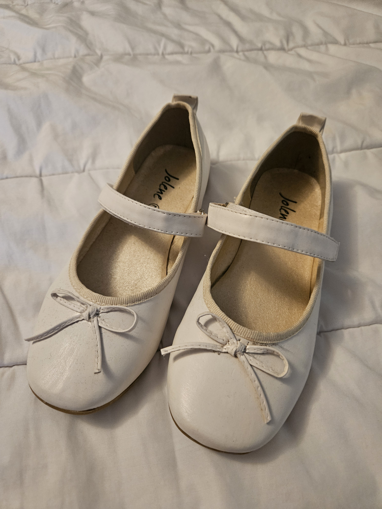 Girl's dress shoe, size 2, off white, great condition, worn once thumbnail