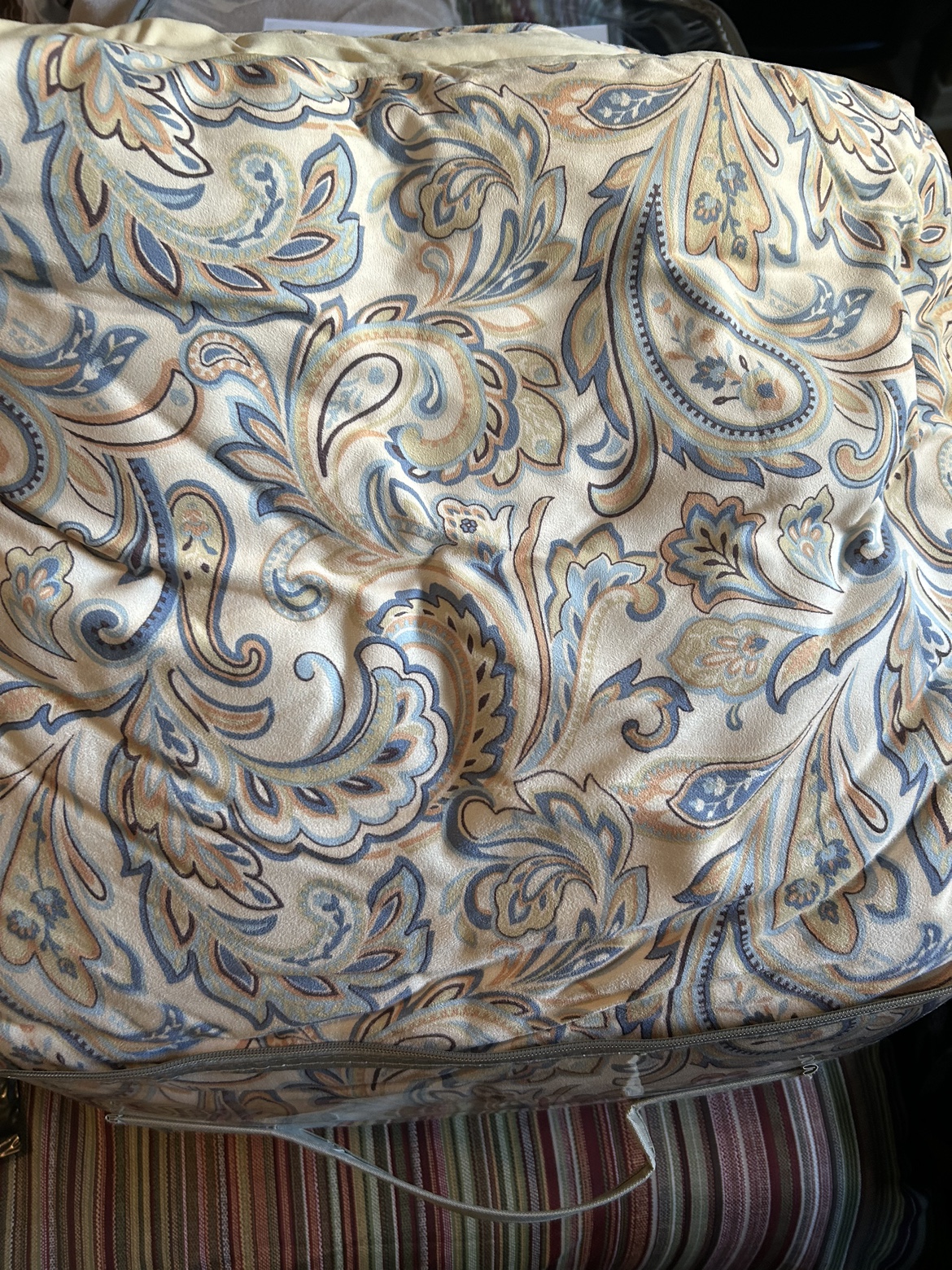 Queen size comforter and shams