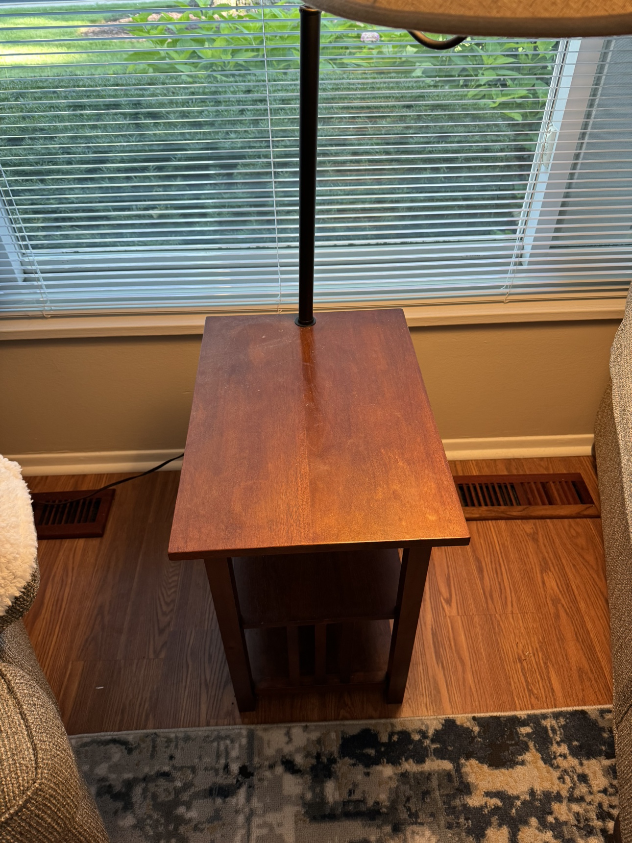Side Table with Lamp - photo 3