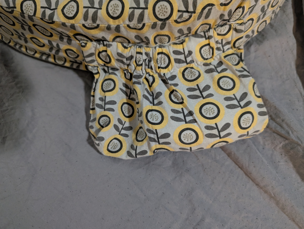 baby nursing pillow - used - photo 4