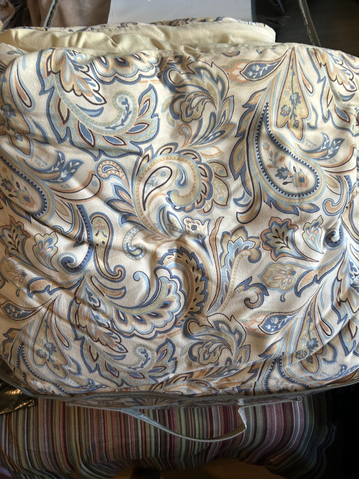 Queen size comforter and shams - photo 2