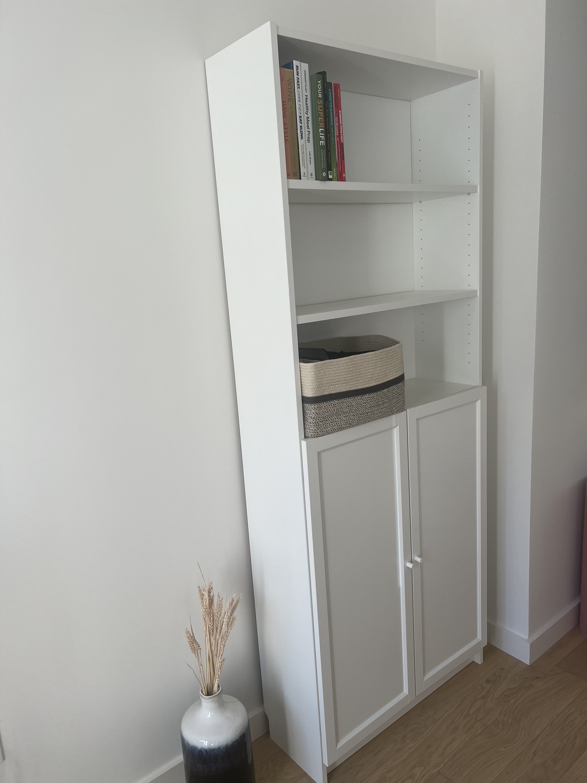 White bookcase with doors - photo 3