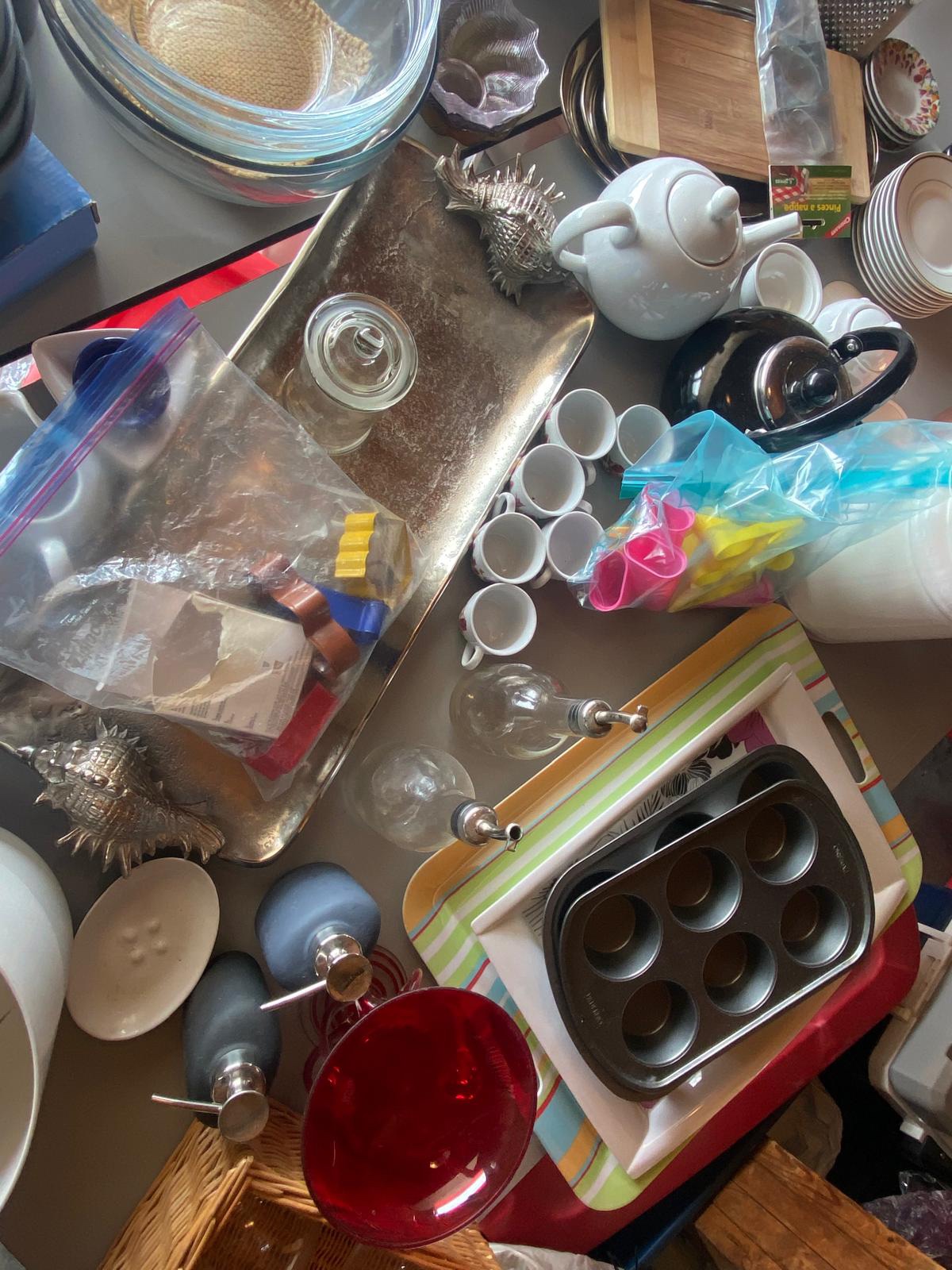 Kitchen items lot