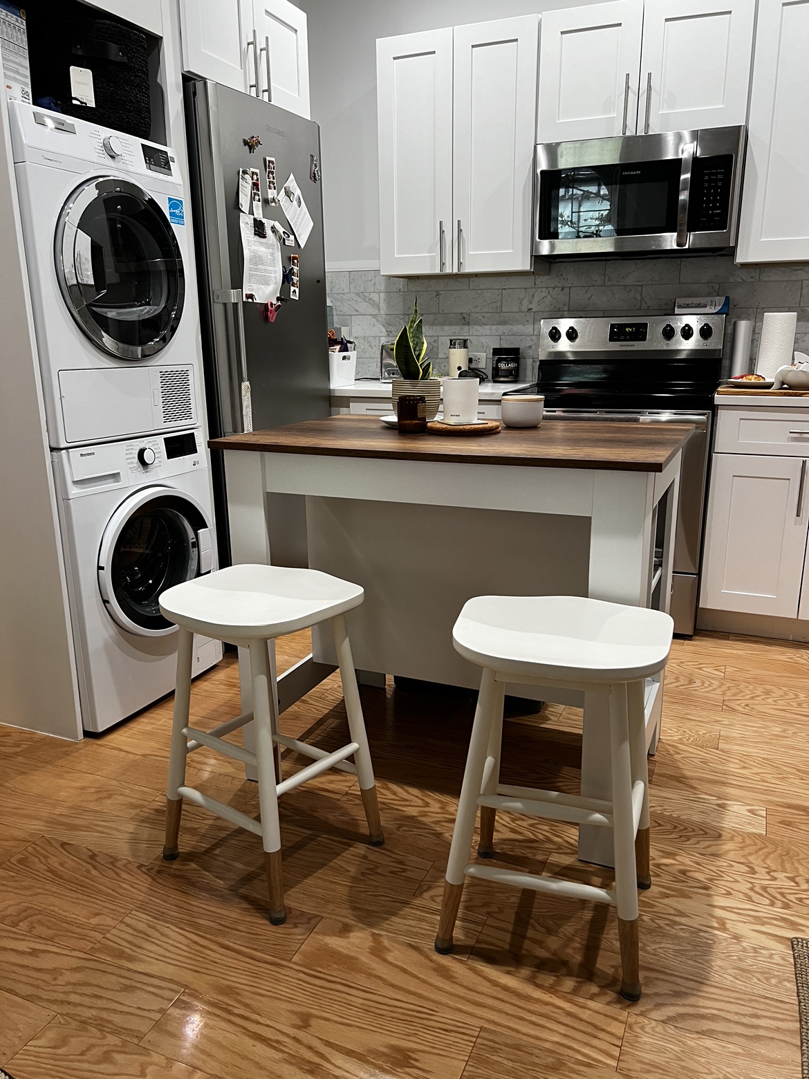 Kitchen Island with stools