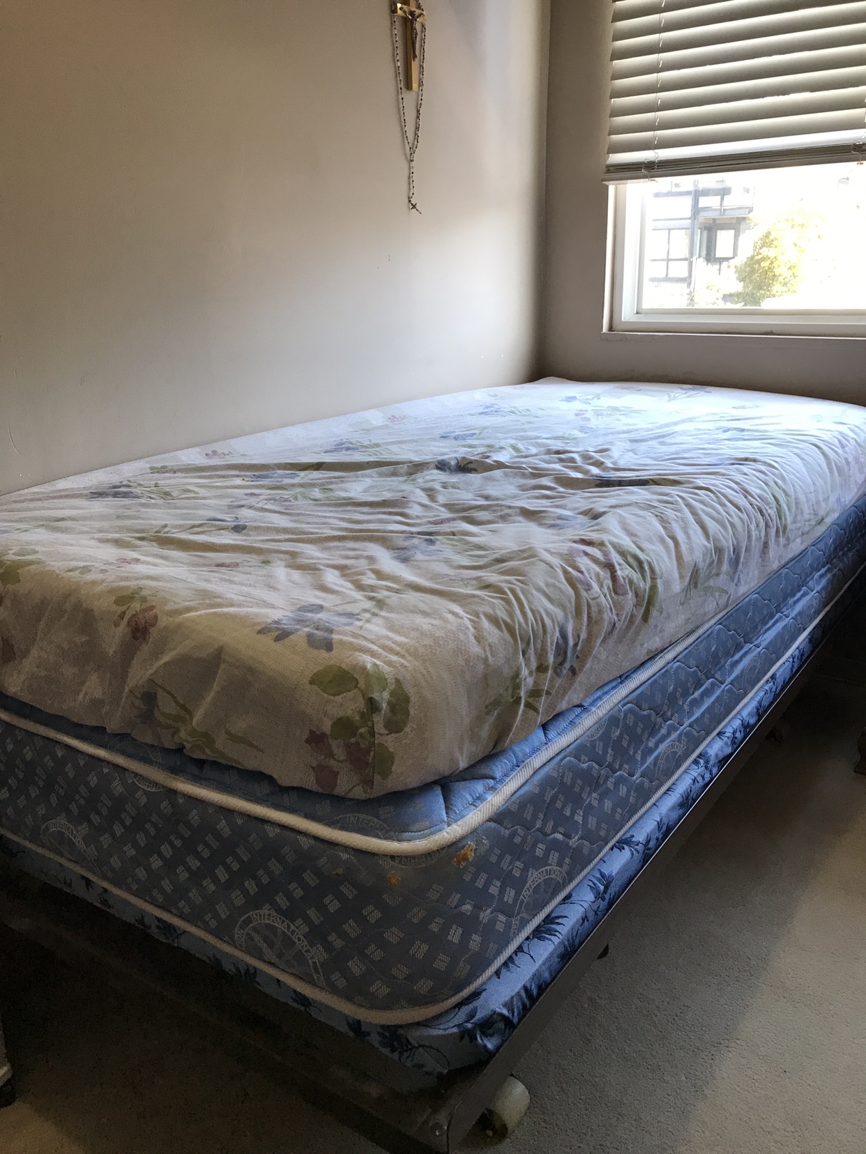 FREE Siingle/ Twin Mattress + bed frame. - photo 2