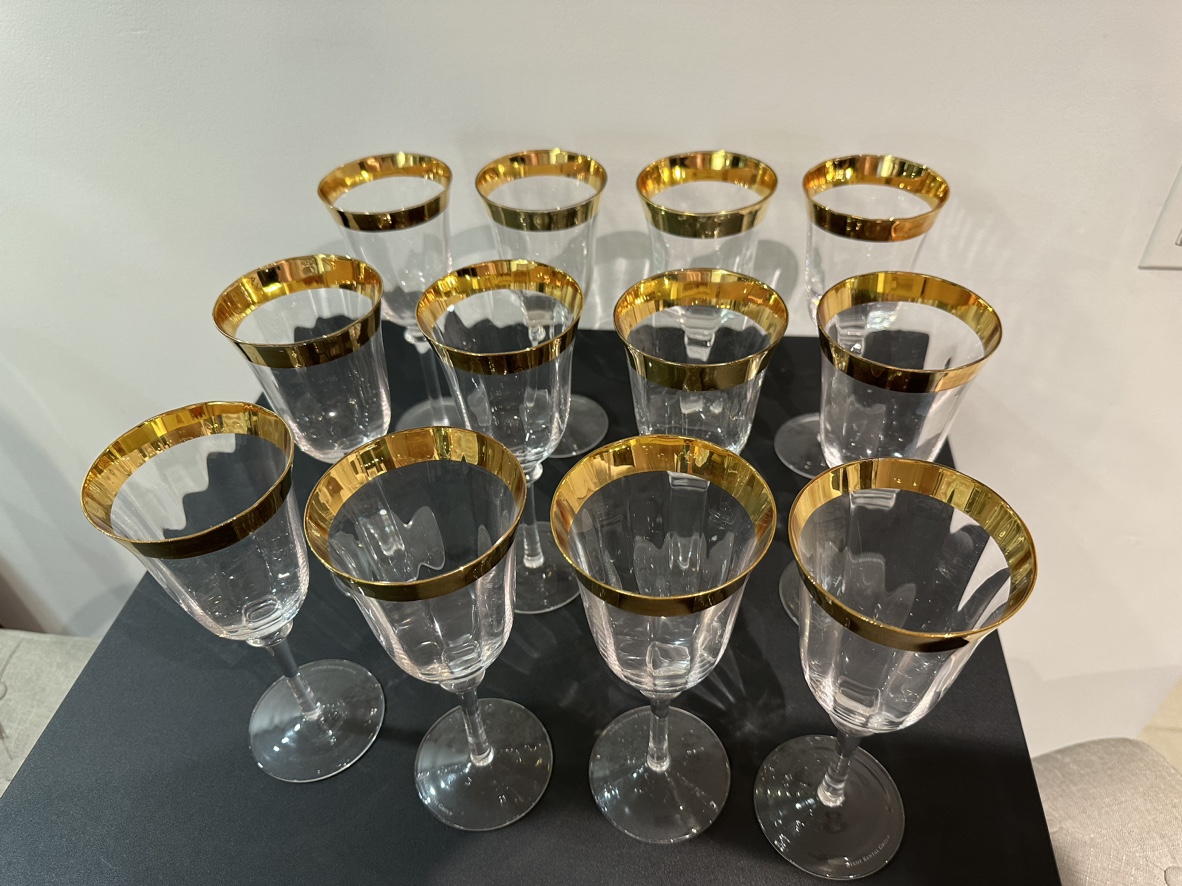 Moving Sale! - 12 Wine Glasses, Vintage, Crystal, Gold Rim - photo 3