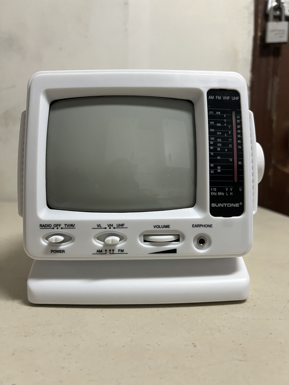 Black n white tv with am/fm radio ⚽️ - photo 2