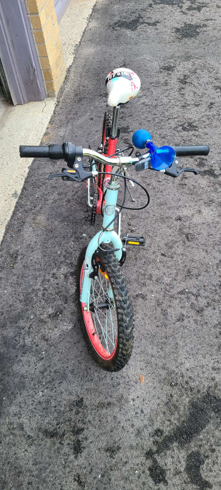 kids bike in GREAT CONDITION image indicator(2)