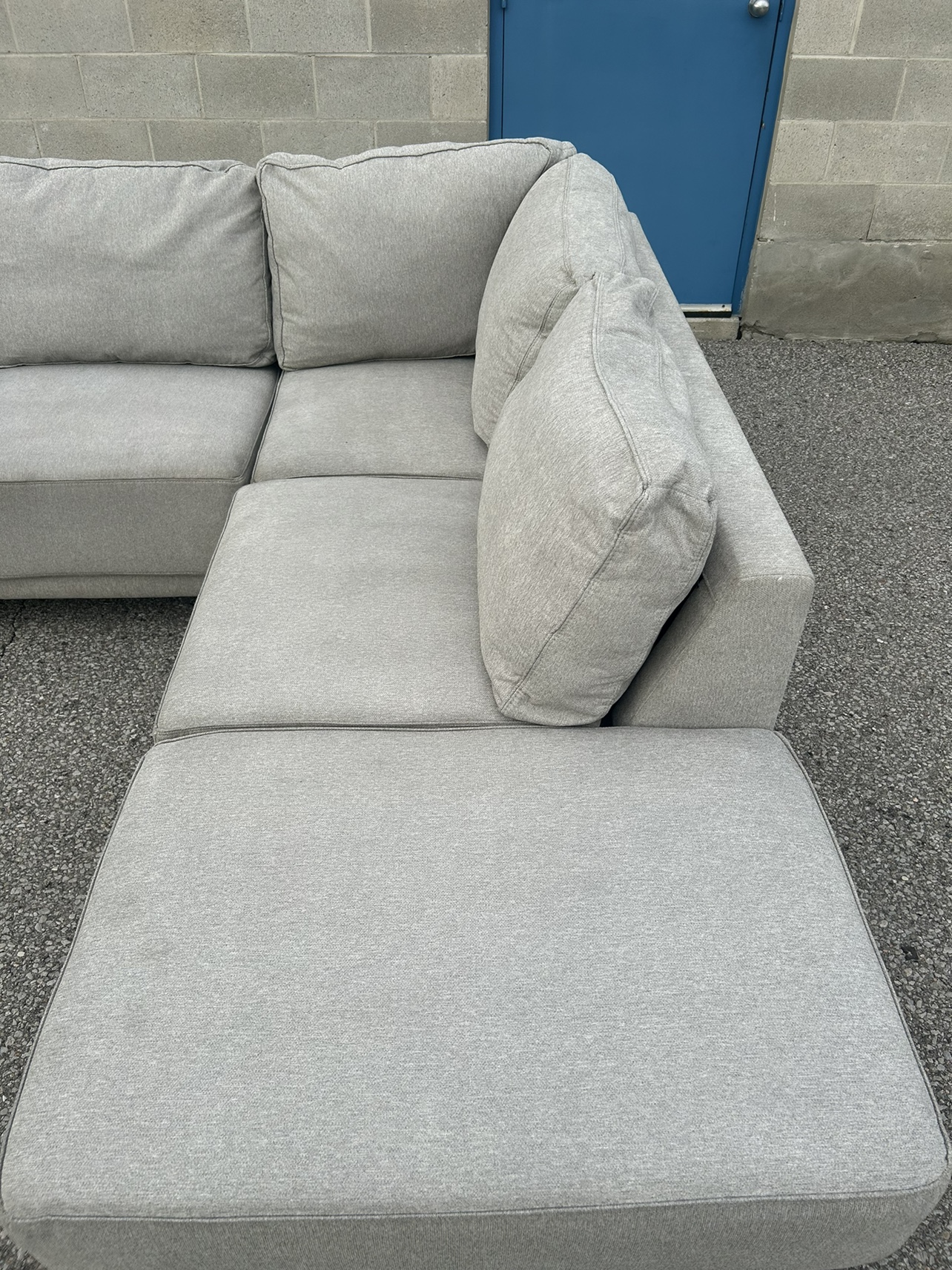 FREE DELIVERY✅• THE BRICK GREY SECTIONAL COUCH / SOFA w/ CHAISE - photo 5