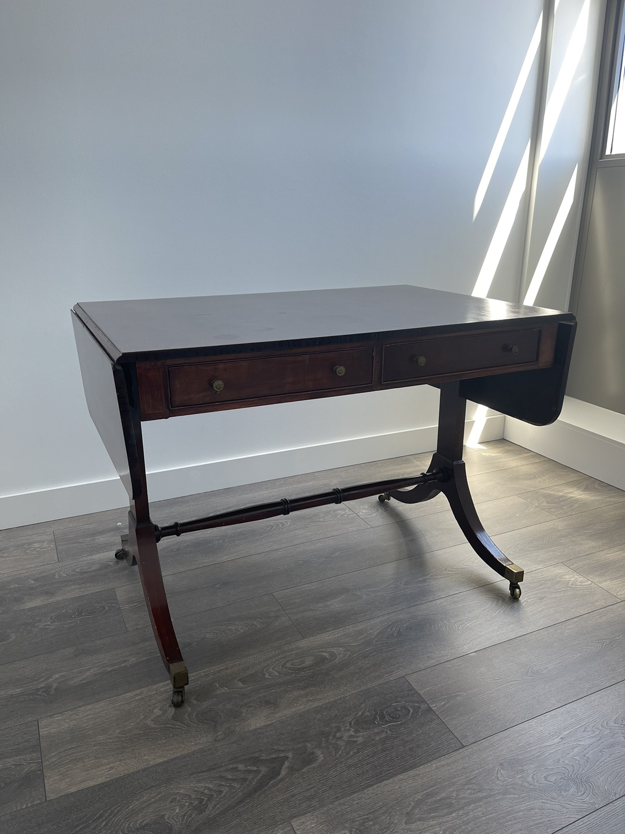 Extendable accent table