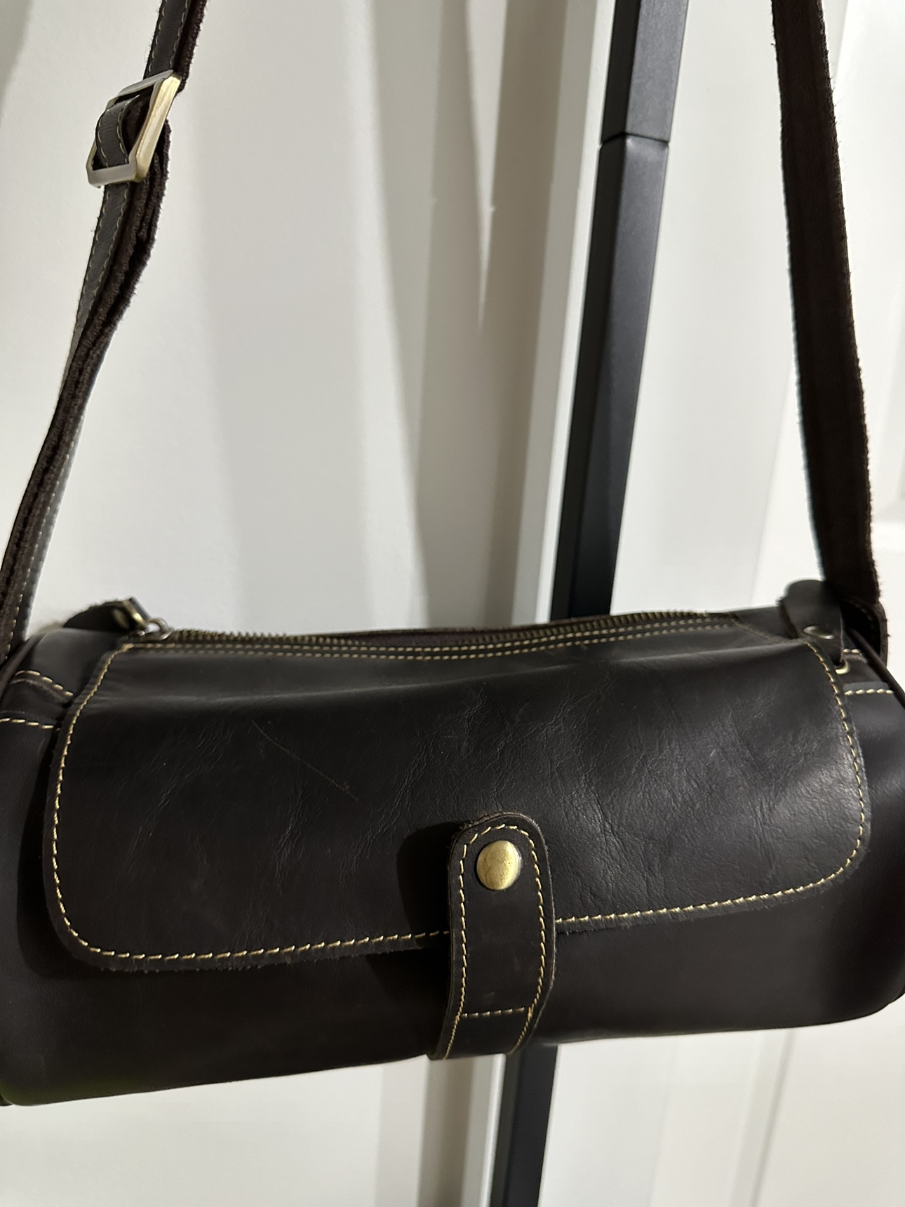Leather crossbody bag image indicator(2)