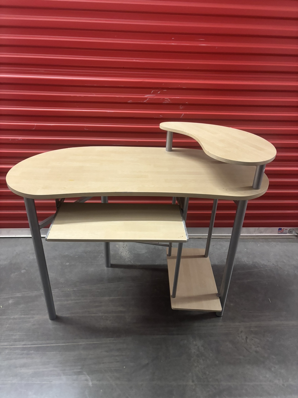Desk - photo 2