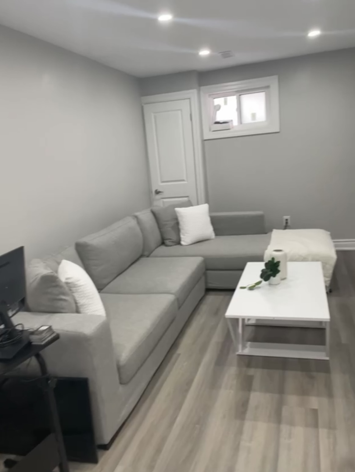 Large grey sectional couch. Made in Italy. NEGOTIABLE PRICE. - photo 4