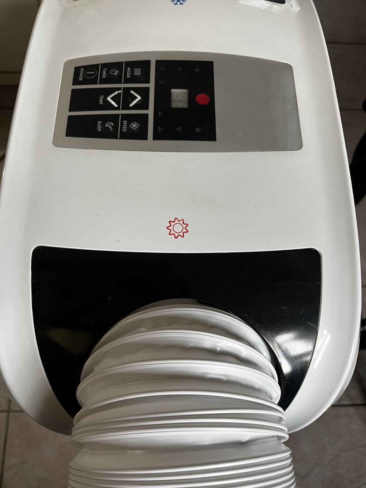 Portable air conditioner + window accessories - photo 3
