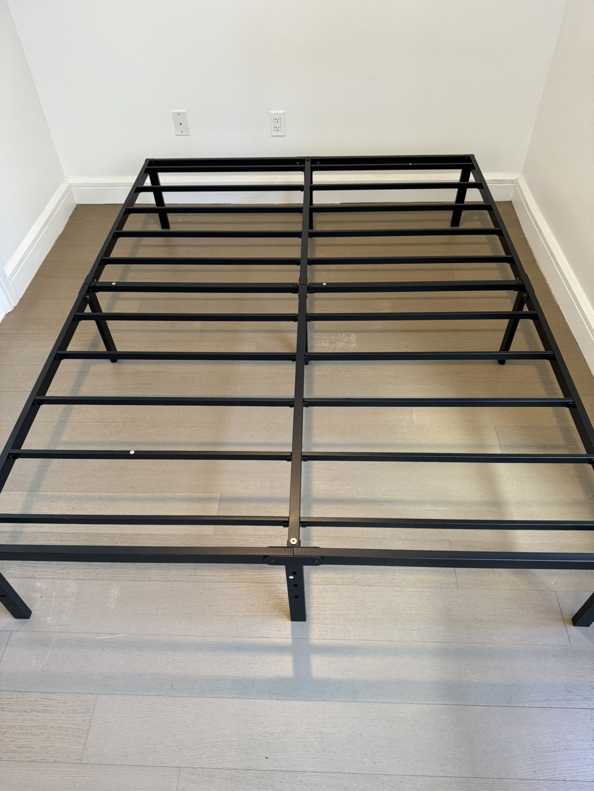 Queen mattress + frame + bed skirt - photo 4