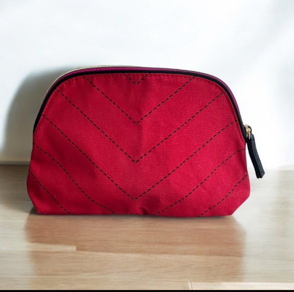 NEW Estée Lauder Red Makeup Cosmetic Bag Keychain Tassel Print image indicator(2)