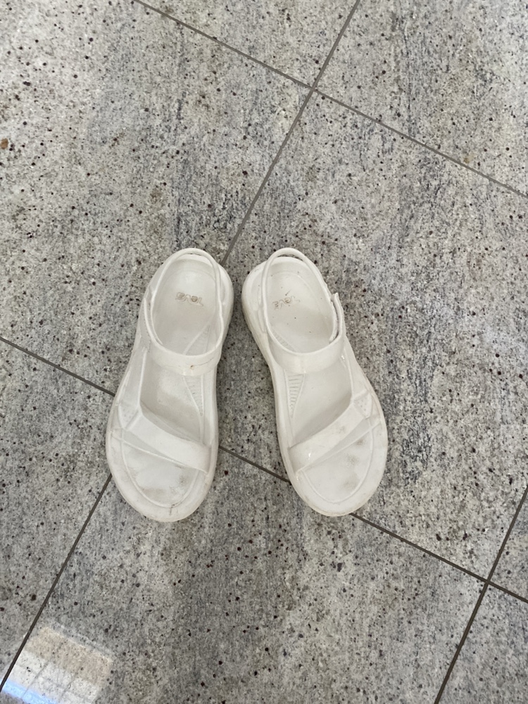 Women’s white sandals size 8 🤍 image indicator(2)