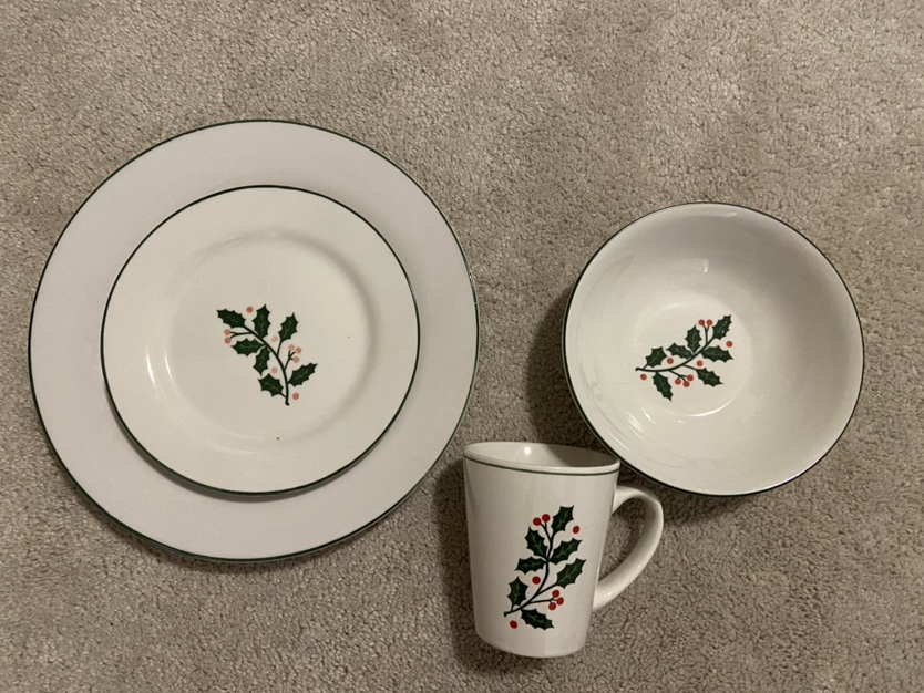 12 pc plate and bowl set + 2 mugs! image indicator(2)