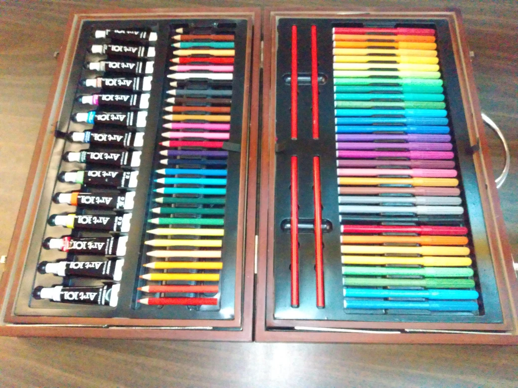 artist box with accessories thumbnail