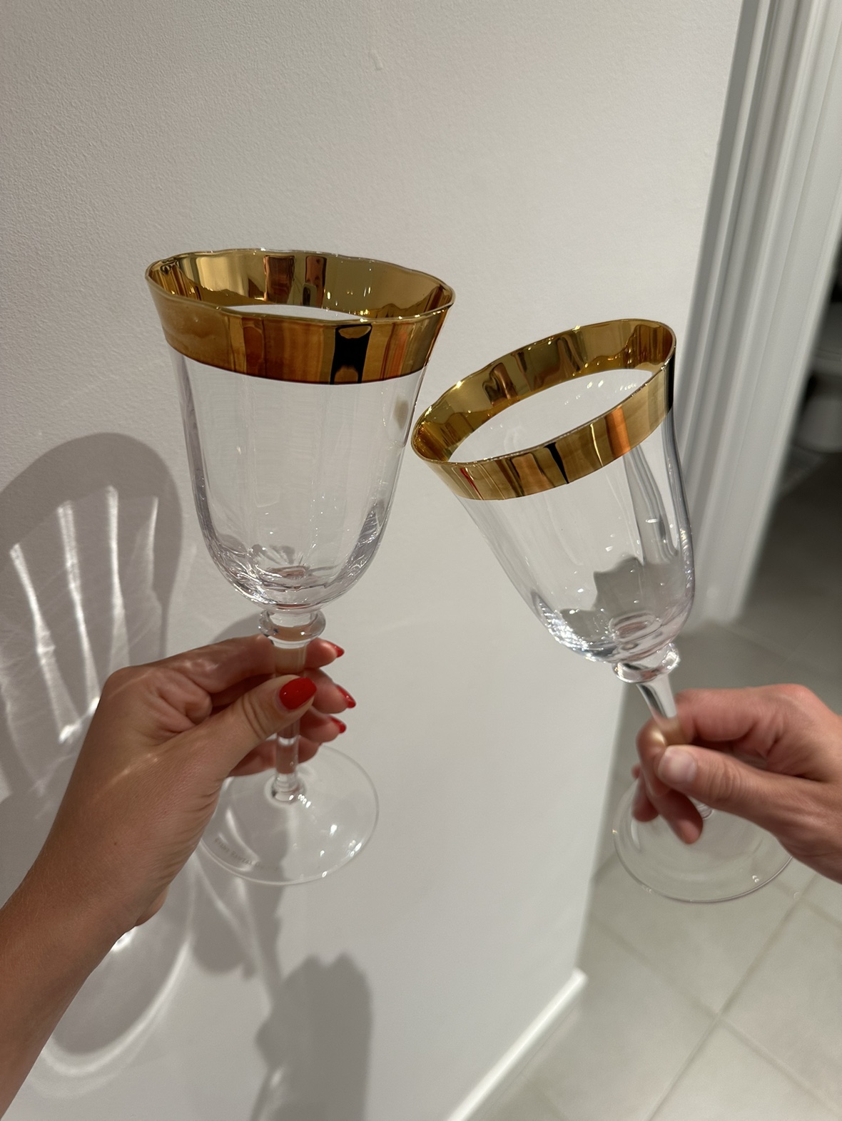Moving Sale! - 12 Wine Glasses, Vintage, Crystal, Gold Rim - photo 2