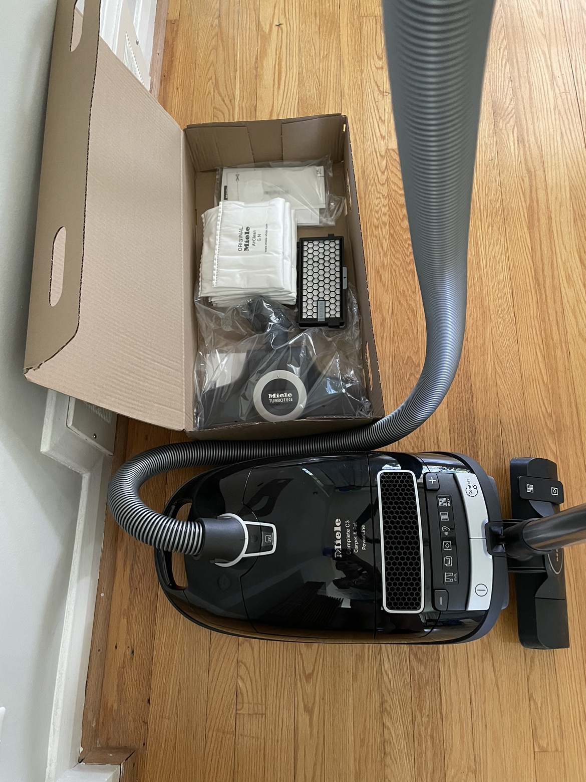 Miele Complete C3 Vacuum Cleaner black / Made in Germany image indicator(3)