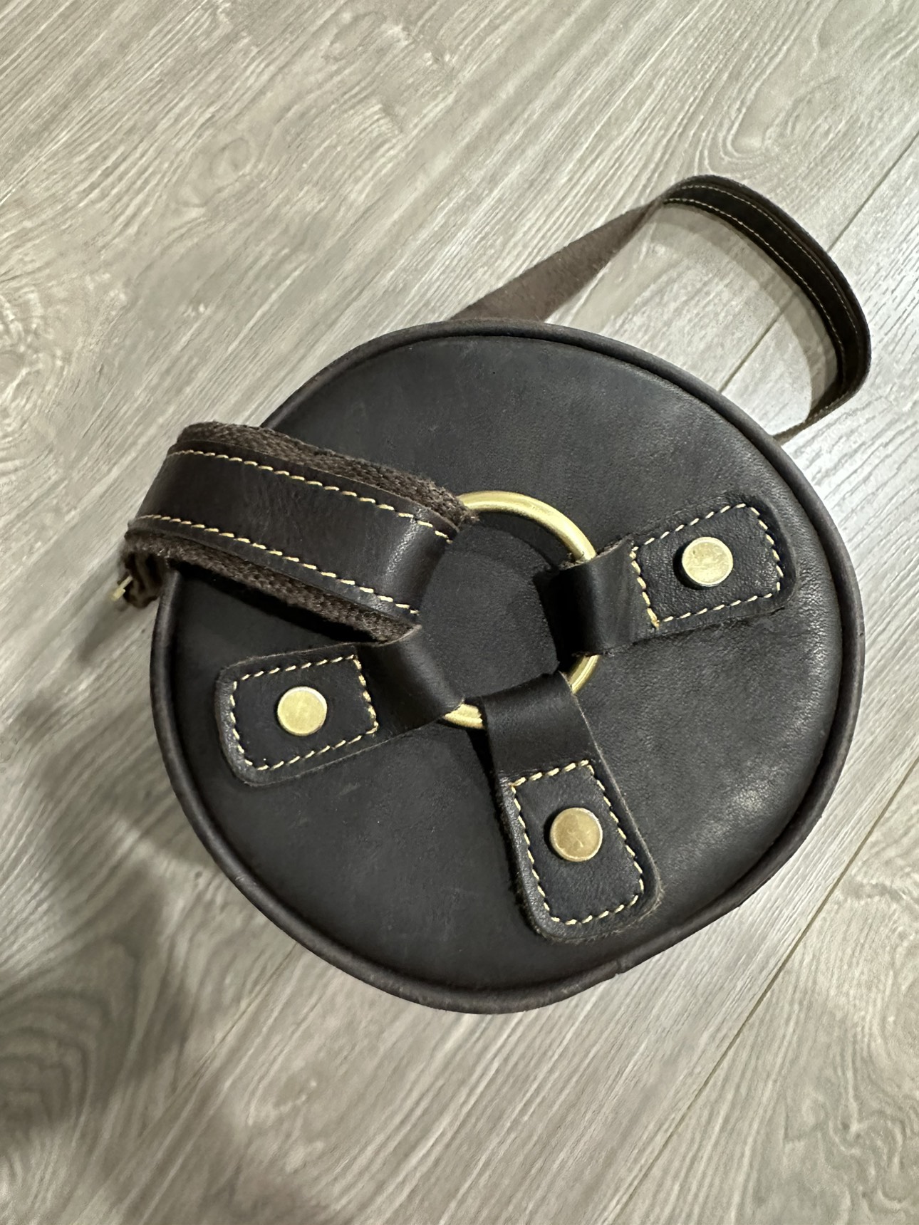 Leather crossbody bag image indicator(6)
