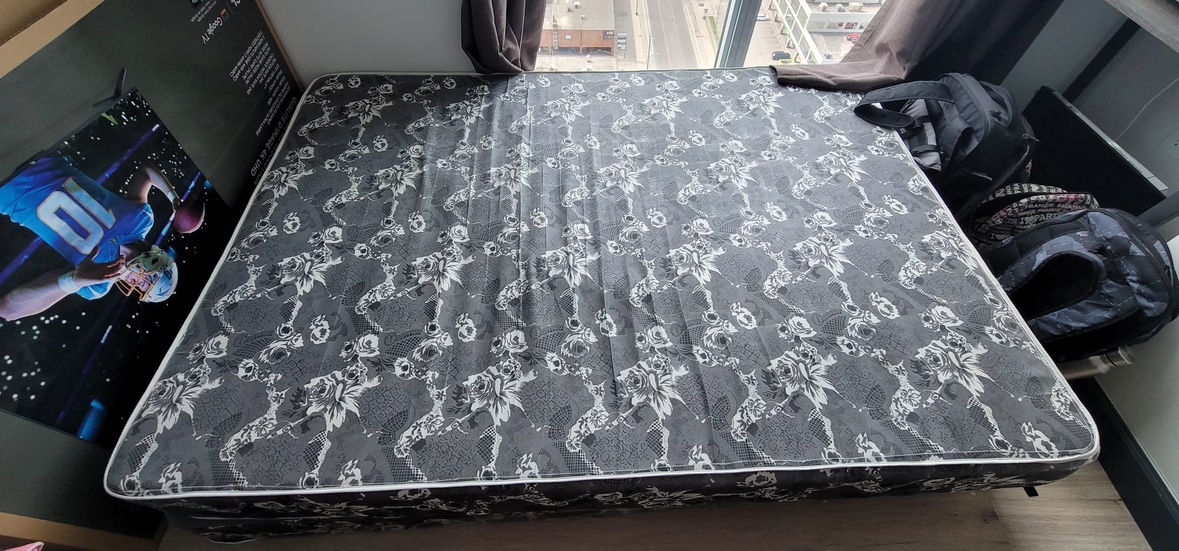 Queen Mattress plus base - photo 2