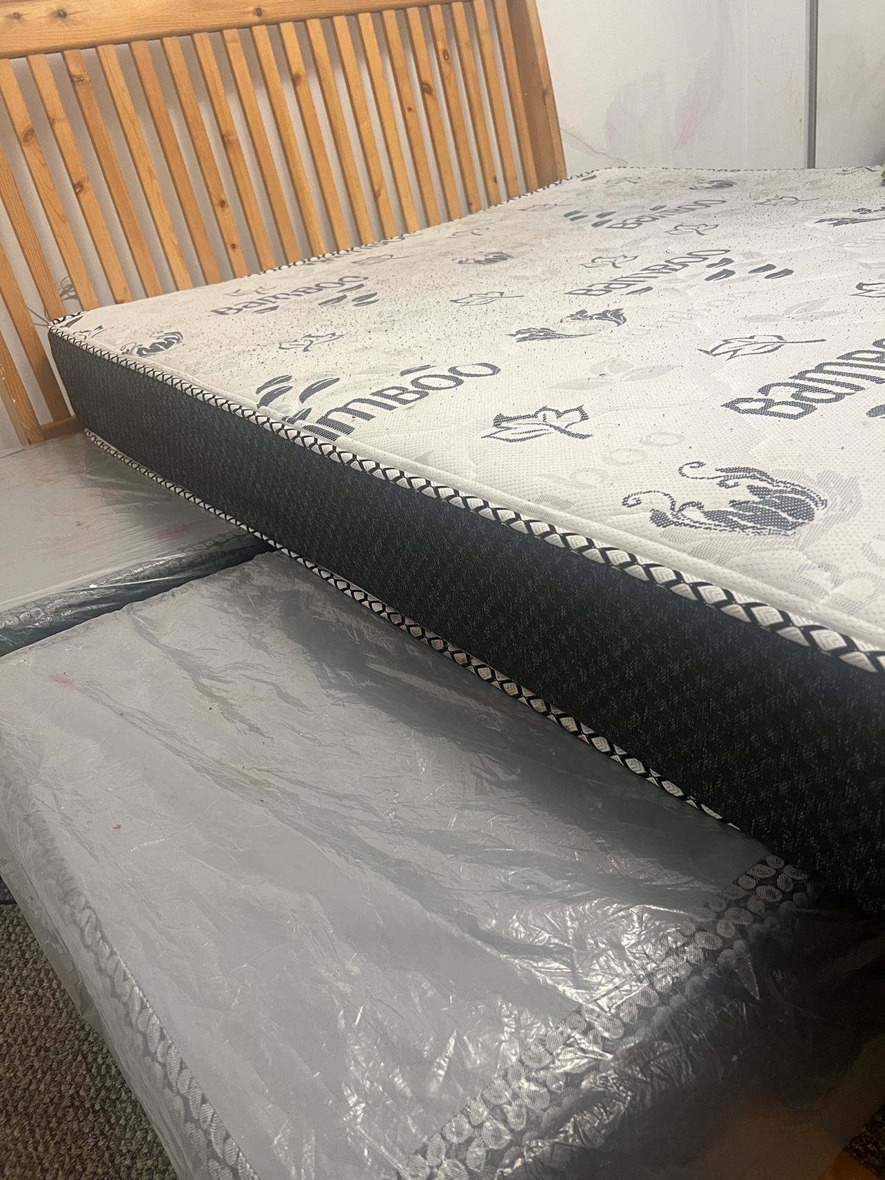 Queen matress / Split box spring