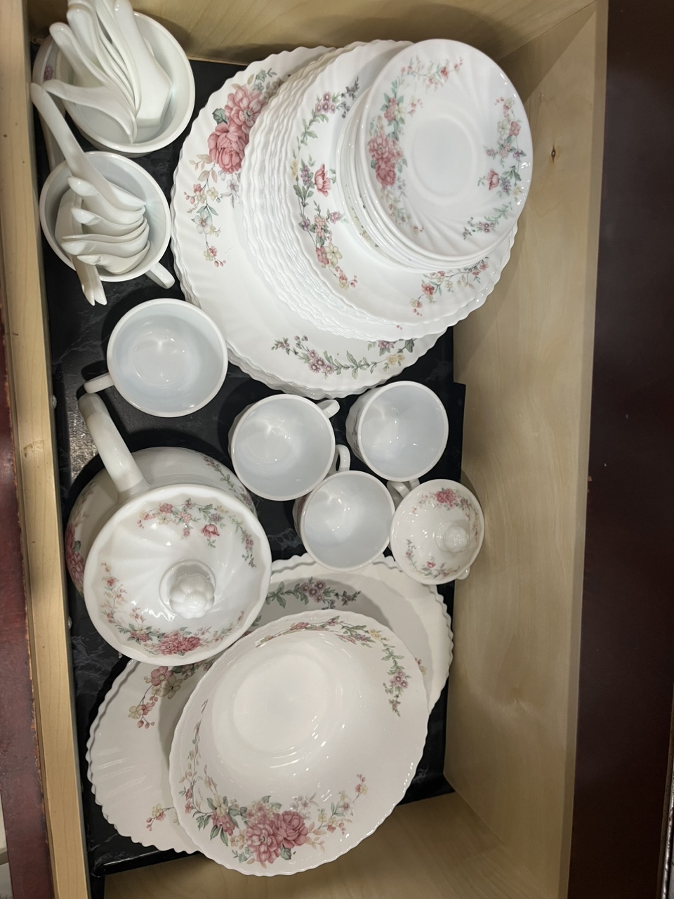 Brand new 72 piece Dinnet Set 8 people