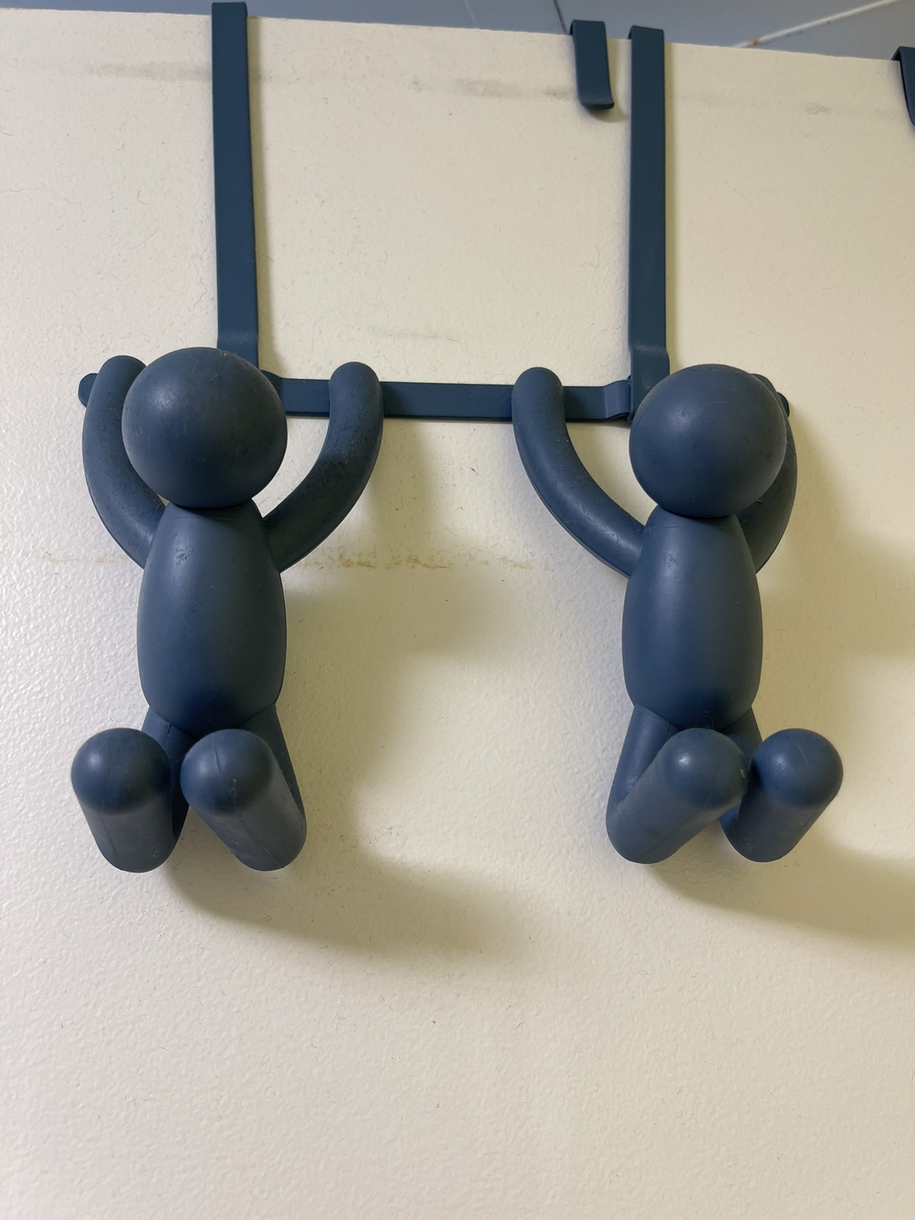 Umbra over door hook image indicator(3)