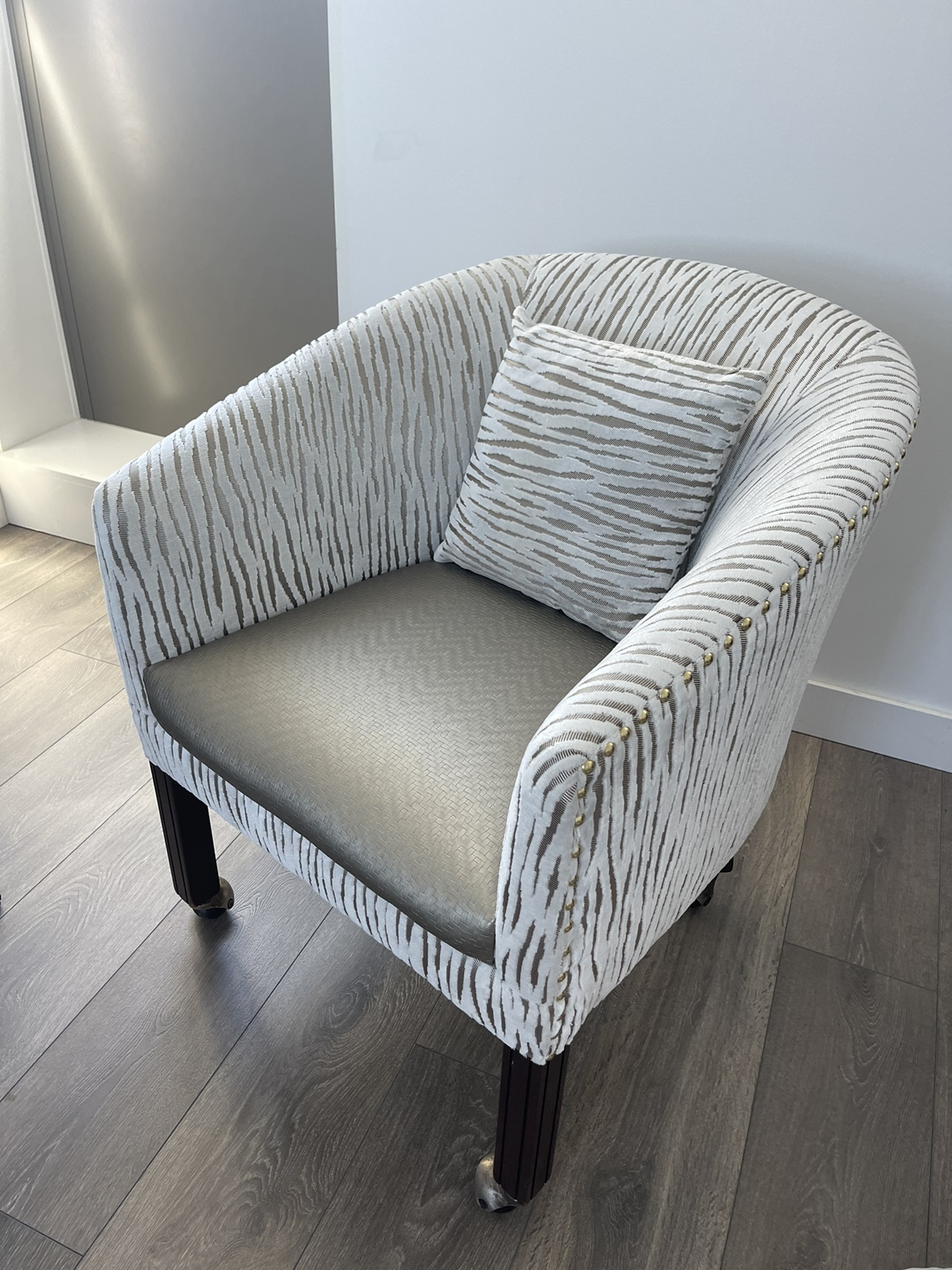 Upholstered accent chair