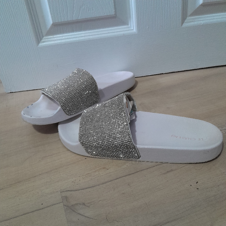 Le Chateau Slide image indicator(2)