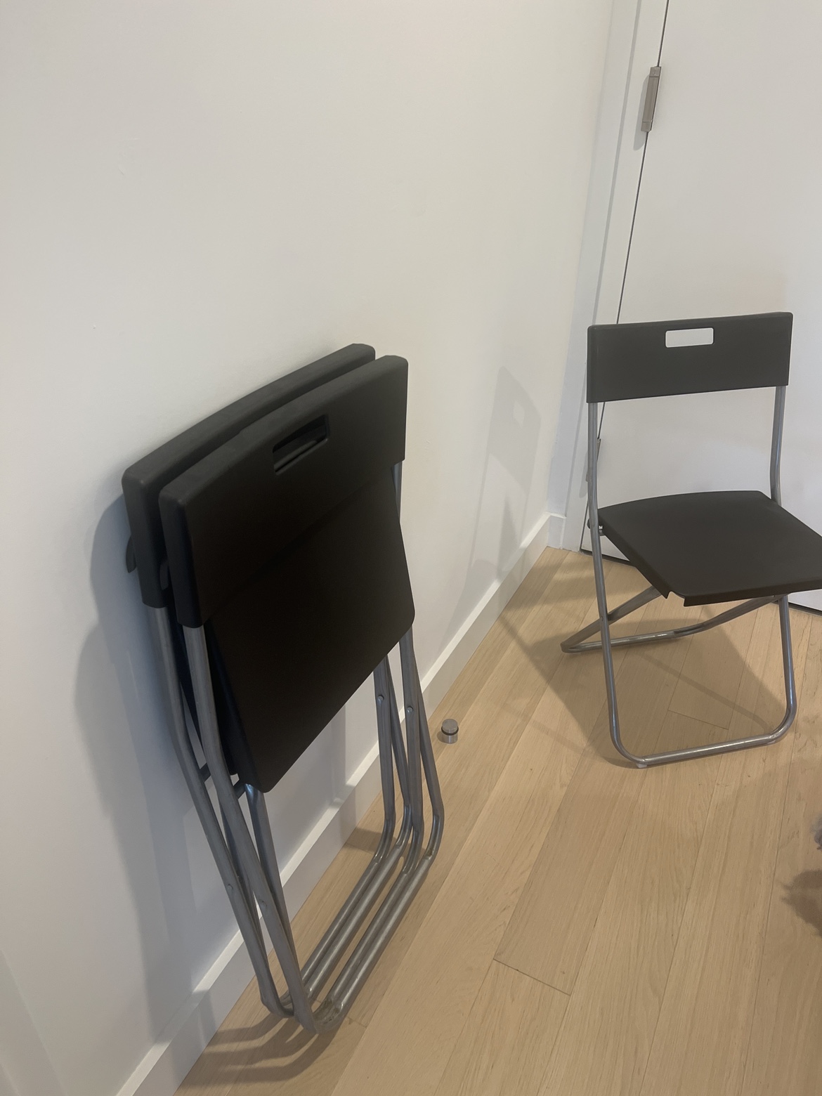 3 black plastic simple chairs - photo 3