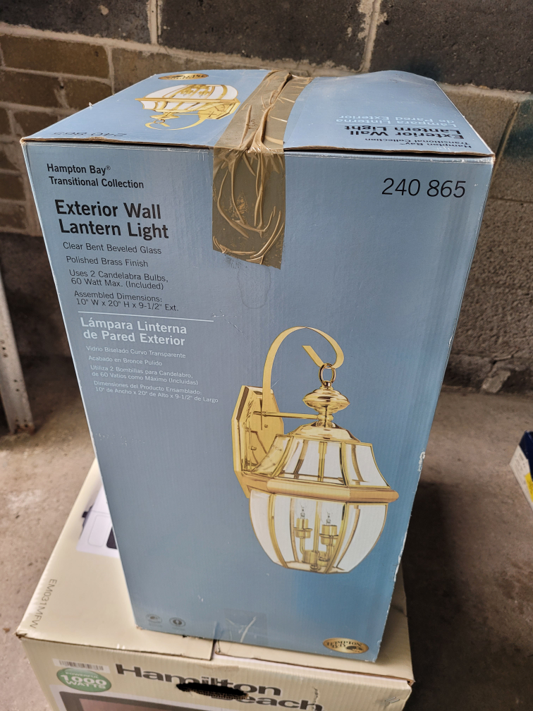 New  exterior wall lantern light