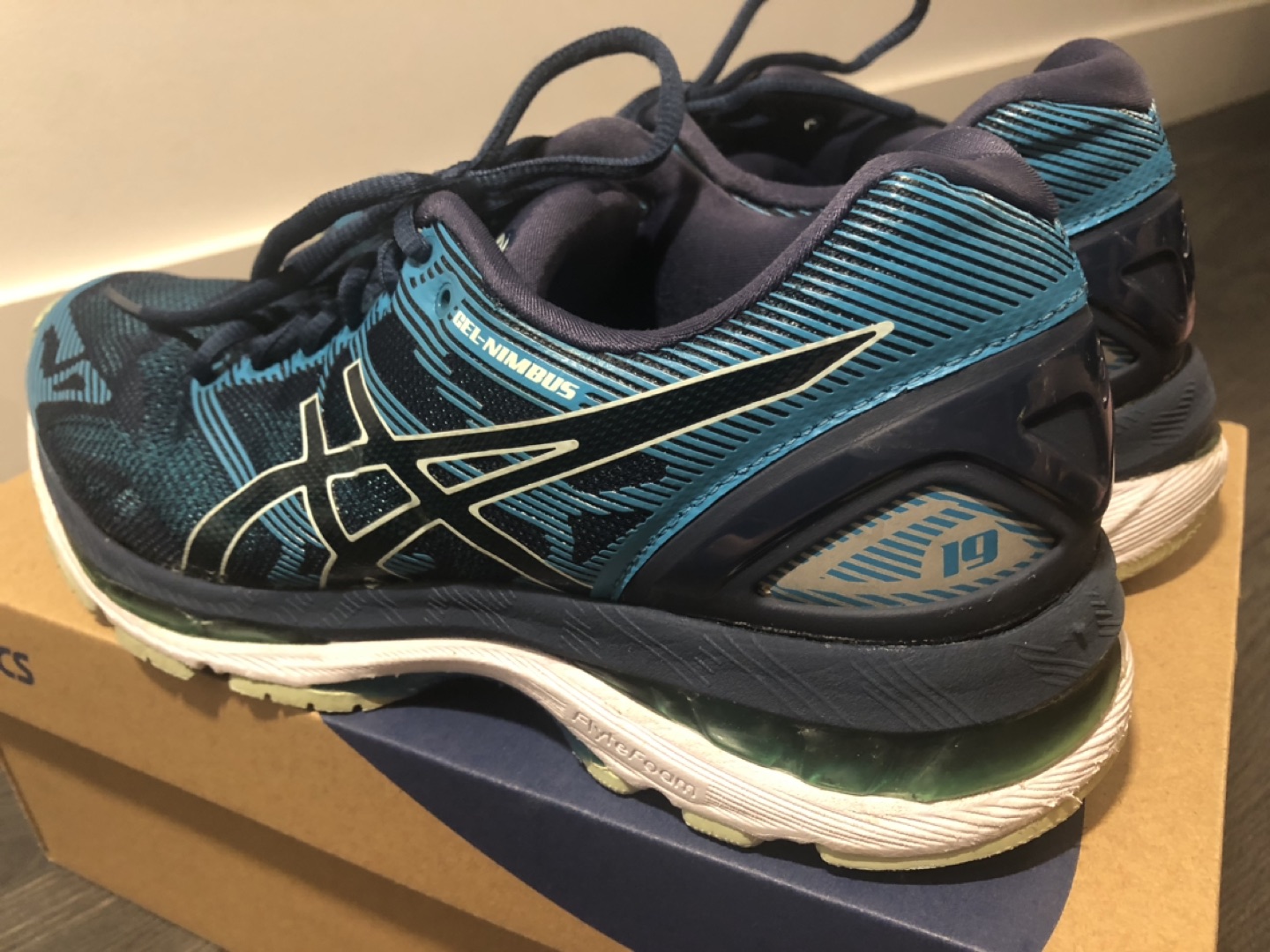 Asics women running shoes Size 7.5 - photo 2