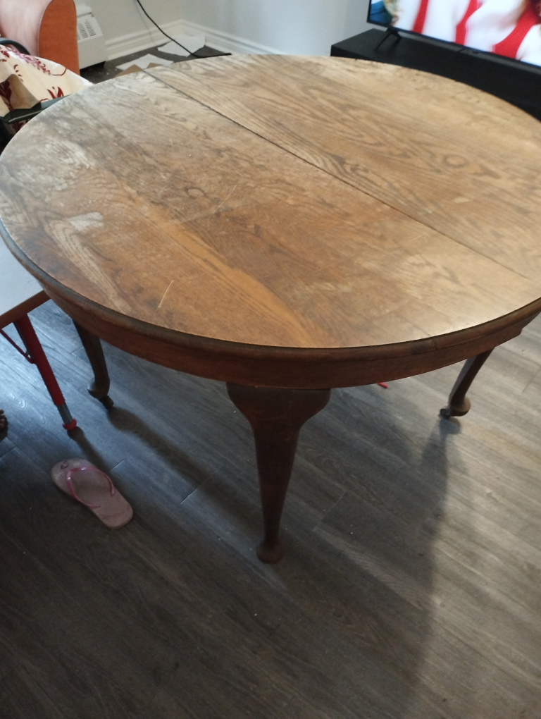 Round wooden Table