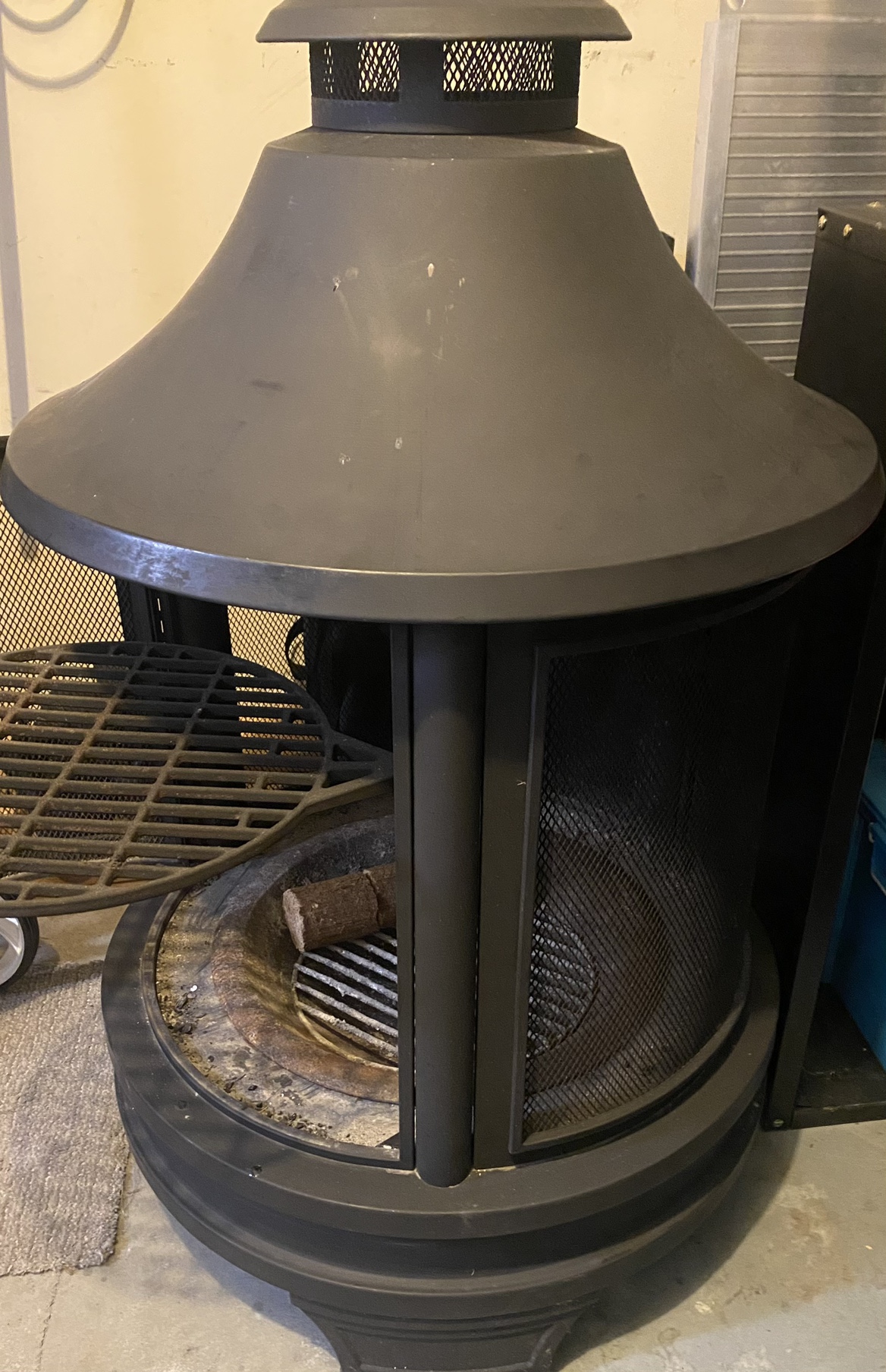 Outdoor fire pit