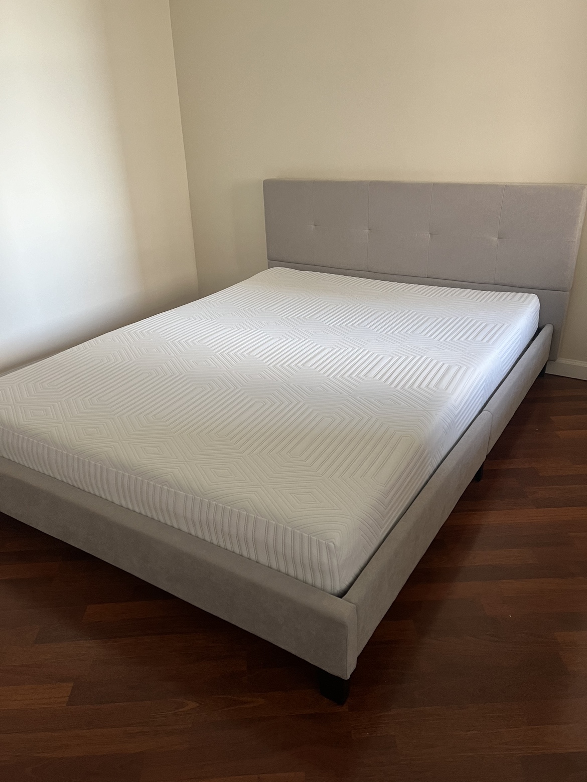 queen matress and bed - photo 3